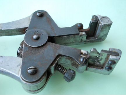 Механизм для снятия изоляции с проводов, из СССР