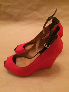 Замшевые туфли Zara на танкетке красные