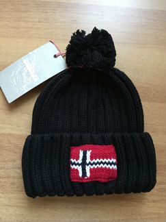 Новая шапка Napapijri Beanie Semiury помпон черная